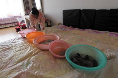 吉隆楼上漏水，住户失联，小区没物管，业主维权难！律师来支招……